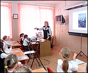 Фото: Учитель в рамках семинара проводит урок москвоведения - кликни для увеличения